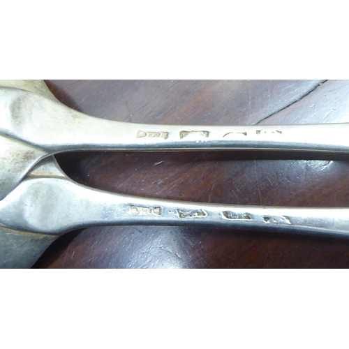 91 - Silver collectables: to include a George III fiddle pattern tablespoon  indistinct London marks