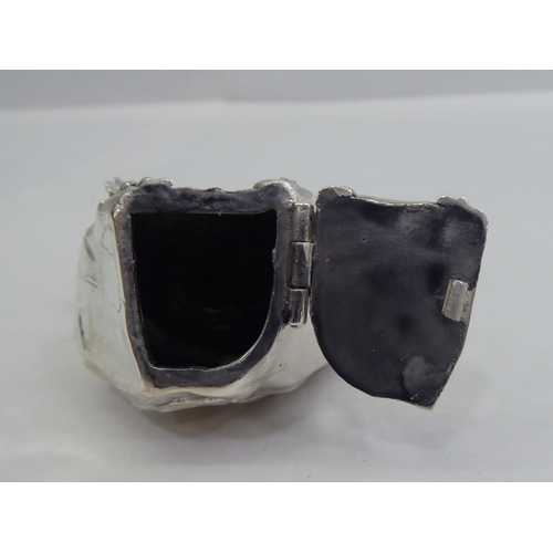 15 - A silver plated vesta case, fashioned as a native American Indian