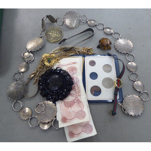 103 - Collectable items: to include a paste set bangle; and three 10/- notes 