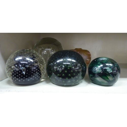 121 - Modern glass paperweights and ornaments: to include a bubbled, bulbous door stop; and a swirling, mu... 