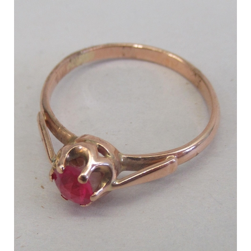 148 - A 14ct gold ring, set with a single red stone