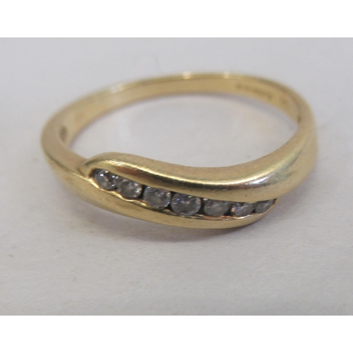 153 - An 18ct gold twist diamond ring