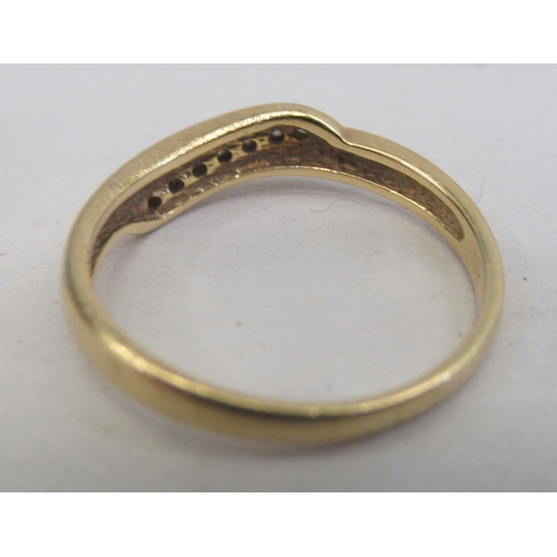 153 - An 18ct gold twist diamond ring