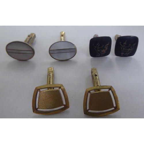 176 - Items of personal ornament: to include a pair of 9ct gold cufflinks  boxed 