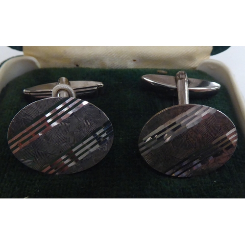 176 - Items of personal ornament: to include a pair of 9ct gold cufflinks  boxed 