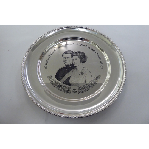 189 - A Royal commemorative silver coloured metal plate, celebrating the Wedding of HRH The Princess Ann t... 