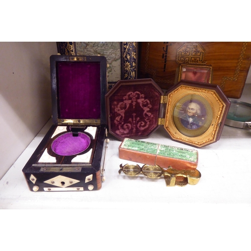 192 - A mixed lot: to include 19thC gilt metal pocket sovereign scales, in a card sleeve; a pair of early ... 