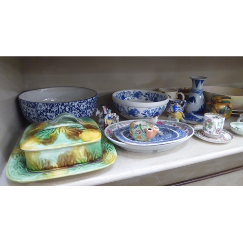 202 - 19th and 20thC ceramics: to include a tri-coloured majolica sardine dish  8