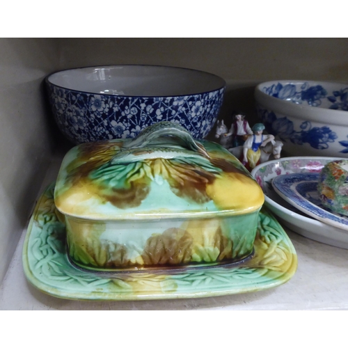 202 - 19th and 20thC ceramics: to include a tri-coloured majolica sardine dish  8