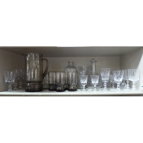 255 - Glassware: to include pedestal wines; a decanter; a cordial jug; and five glasses