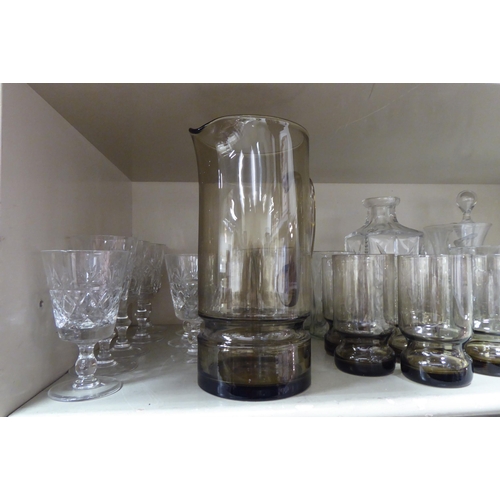 255 - Glassware: to include pedestal wines; a decanter; a cordial jug; and five glasses