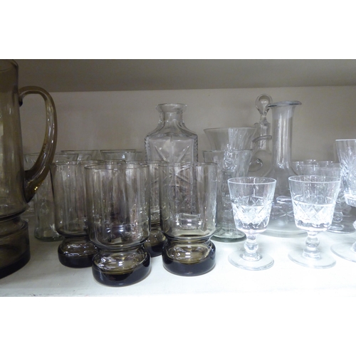 255 - Glassware: to include pedestal wines; a decanter; a cordial jug; and five glasses