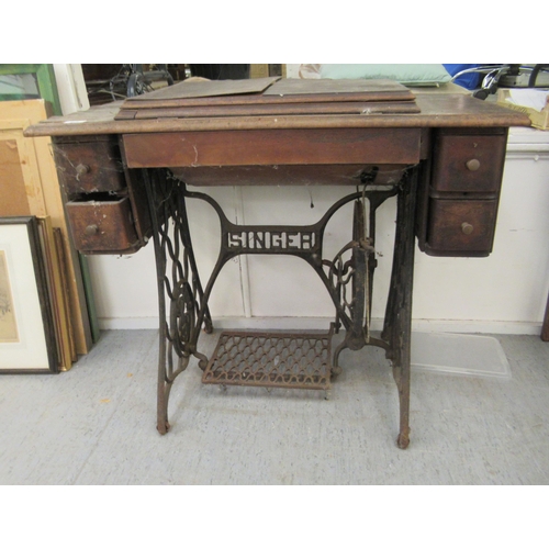 279 - An early 20thC Singer sewing machine, contained in a mahogany framed and cast iron treadle frame&nbs... 