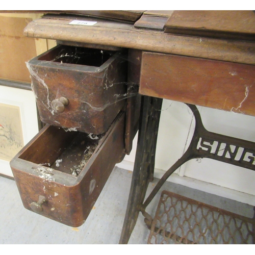 279 - An early 20thC Singer sewing machine, contained in a mahogany framed and cast iron treadle frame&nbs... 