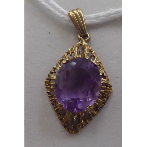 282 - A 9ct gold diamond shaped pendant, set with an amethyst