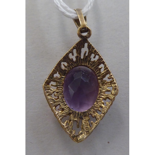 282 - A 9ct gold diamond shaped pendant, set with an amethyst