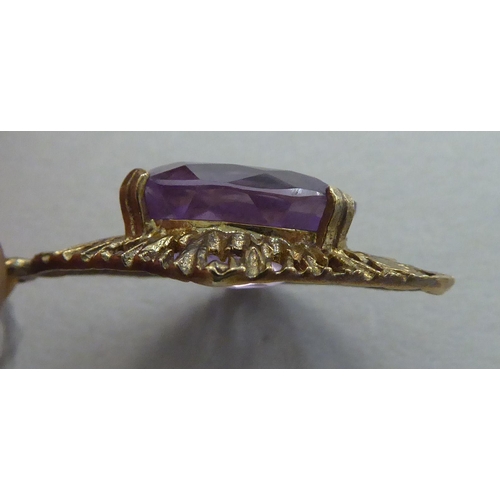 282 - A 9ct gold diamond shaped pendant, set with an amethyst