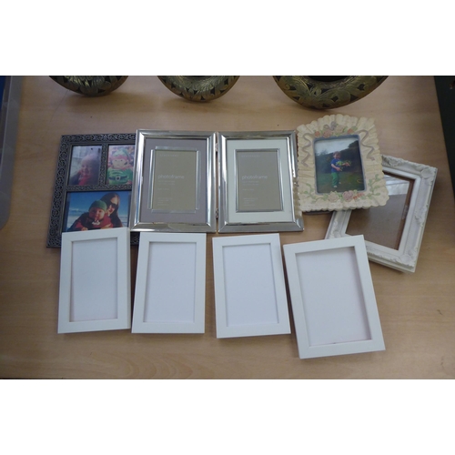 288 - Various portrait and photograph frames  largest 12