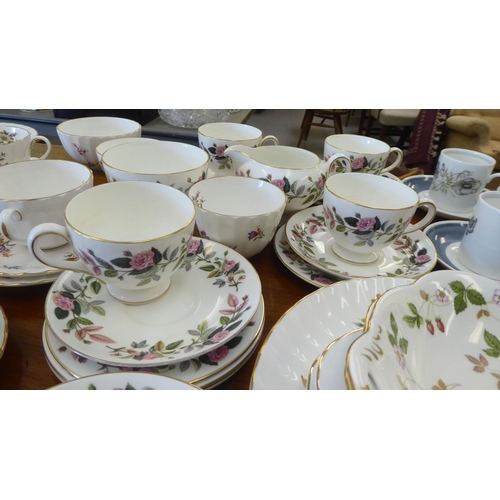 31 - Ceramic tableware: to include Susie Cooper design for Wedgwood china Glen Mist pattern teaware