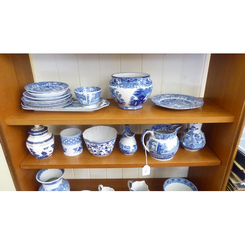 39 - Blue and white ceramics: to include a Copeland Spode china Italian pattern cream jug and sugar basin