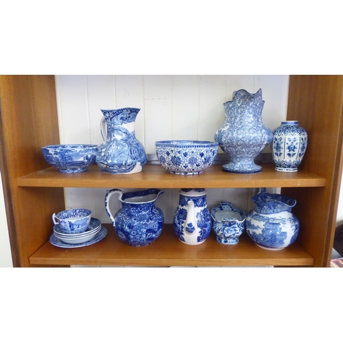 39 - Blue and white ceramics: to include a Copeland Spode china Italian pattern cream jug and sugar basin
