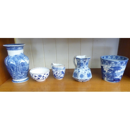 39 - Blue and white ceramics: to include a Copeland Spode china Italian pattern cream jug and sugar basin