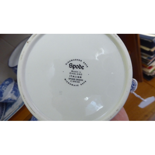 39 - Blue and white ceramics: to include a Copeland Spode china Italian pattern cream jug and sugar basin