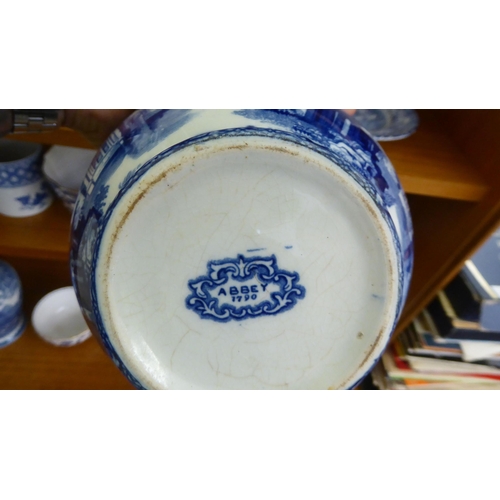 39 - Blue and white ceramics: to include a Copeland Spode china Italian pattern cream jug and sugar basin
