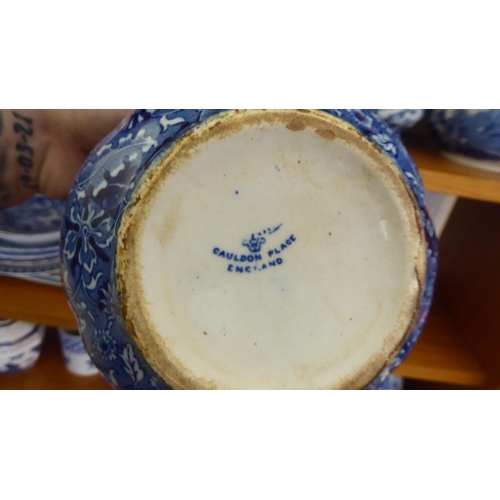 39 - Blue and white ceramics: to include a Copeland Spode china Italian pattern cream jug and sugar basin