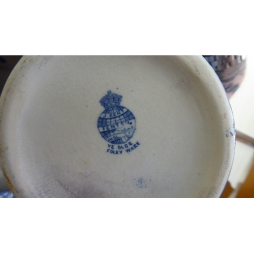 39 - Blue and white ceramics: to include a Copeland Spode china Italian pattern cream jug and sugar basin