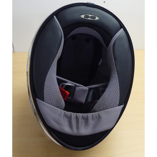 110 - A HJC motorcycle helmet 15-16, size XL/62 1600g, model no.ECE R 22-05 with dust cover