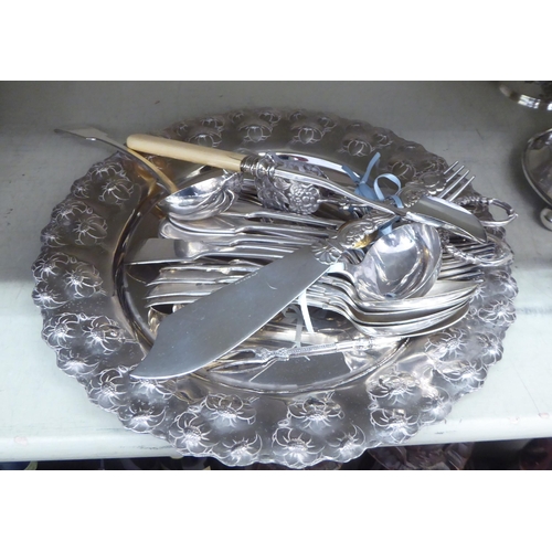 129 - Miscellaneous silver, white metal and plated tableware: to include a stilton scoop; bread board carr... 