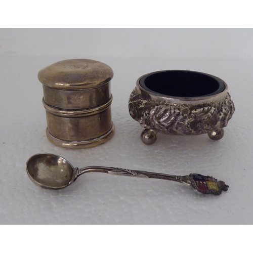 14 - Silver collectables: to include a trinket box with a hinged tortoiseshell lid  London 1920