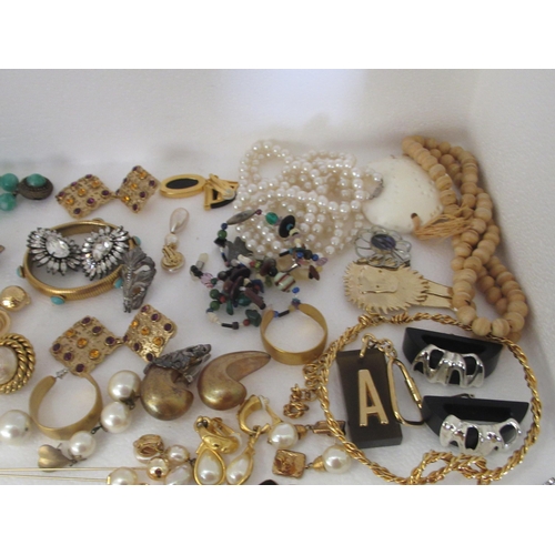 159 - Costume and designer jewellery: to include clip-on earrings and a necklace 