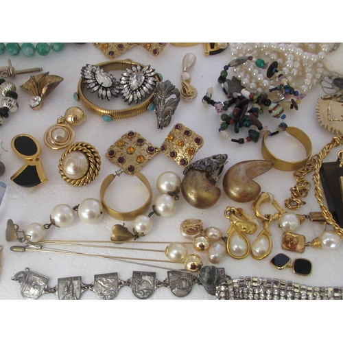 159 - Costume and designer jewellery: to include clip-on earrings and a necklace 