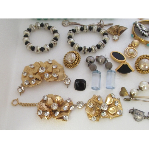 159 - Costume and designer jewellery: to include clip-on earrings and a necklace 