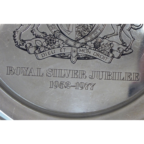 162 - A Royal Silver Jubilee silver plate, engraved with a coat of arms and dated 1952-1977  London 1977  ... 