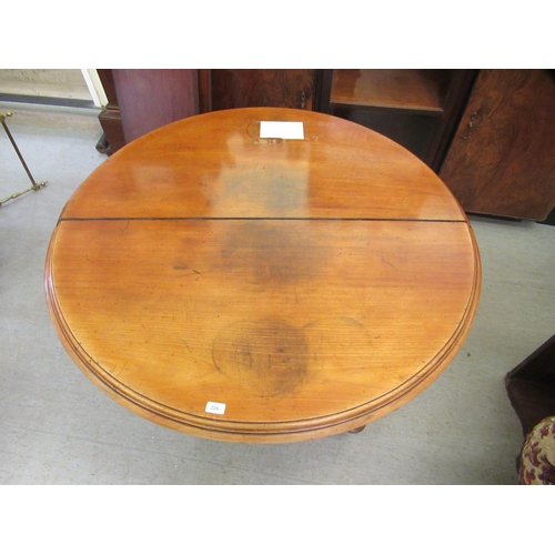 226 - A late Victorian mahogany, oval, wind-out dining table, raised on turned, tapered, reeded legs and c... 