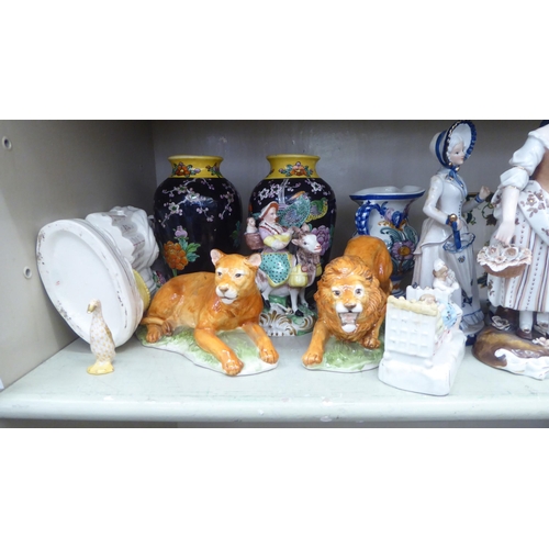 274 - Decorative ceramics: to include a pair of lions  4