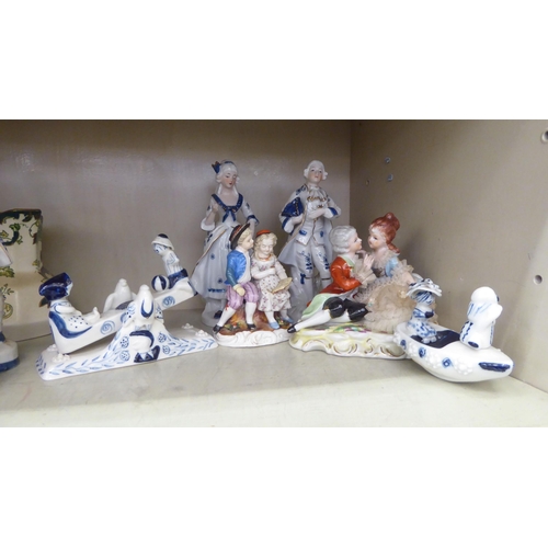 274 - Decorative ceramics: to include a pair of lions  4