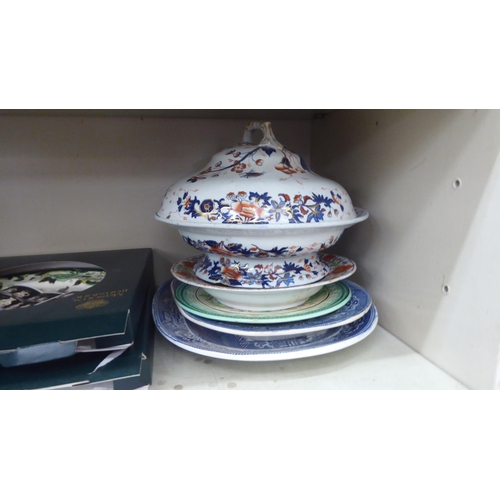 280 - Decorative and domestic ceramics: to include an early 19thC Chinese porcelain tea bowl and saucer, d... 