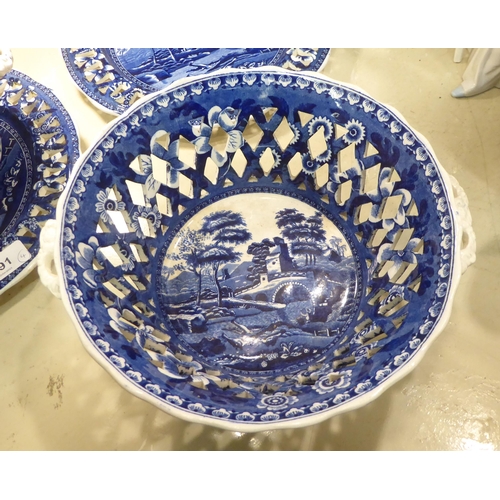 291 - Four items of 19thC Copeland Spode tableware, decorated in blue and white 