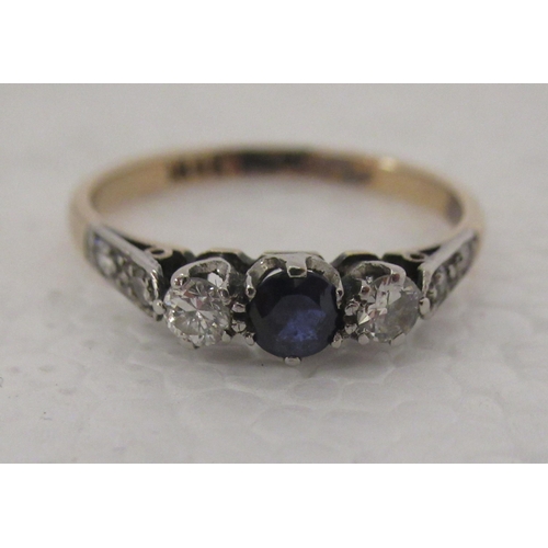 314 - An 18ct gold ring, set with a sapphire, flanked by diamonds 