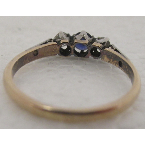 314 - An 18ct gold ring, set with a sapphire, flanked by diamonds 