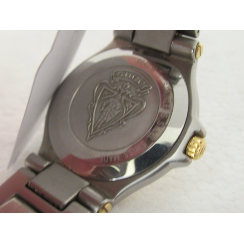 325 - A Gucci 9040m wristwatch, faced by a baton dial with a date aperture