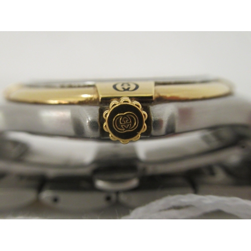 325 - A Gucci 9040m wristwatch, faced by a baton dial with a date aperture