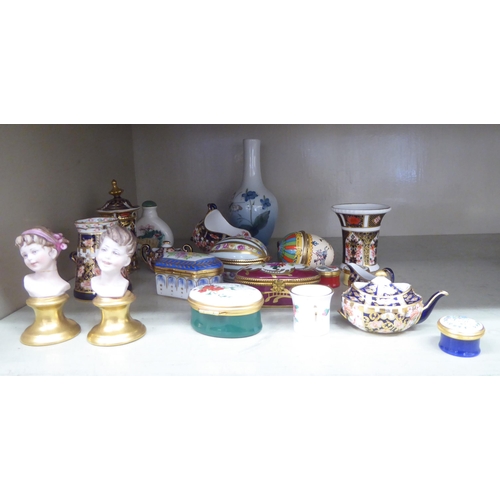 353 - Ceramic collectables: to include a Royal Crown Derby Imari pattern vase  2.5