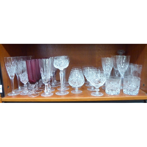 371 - Glassware: to include Champagne fluted and pedestal wines 