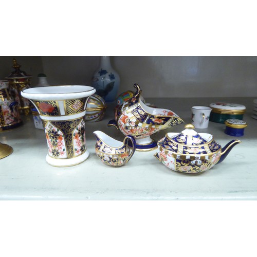 353 - Ceramic collectables: to include a Royal Crown Derby Imari pattern vase  2.5