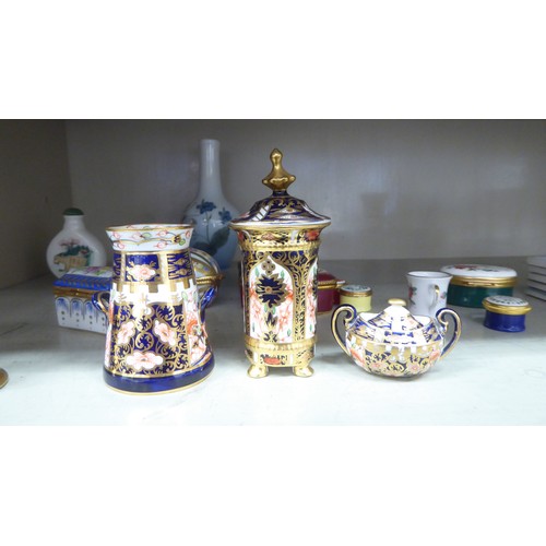 353 - Ceramic collectables: to include a Royal Crown Derby Imari pattern vase  2.5